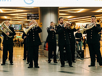 Полицейские устроили музыкальный флешмоб в аэропорту (видео)