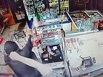 Продавец магазина на улице Машиностроительной дала отпор грабителю 