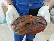 Янтарный комбинат добыл новый тяжелый самородок