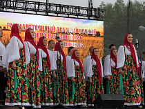 Десятки калининградцев пришли на площадь Победы послушать хор Пятницкого (видео)
