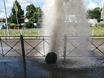 В Черняховске объяснили грязевой фонтан на улице Калининградской