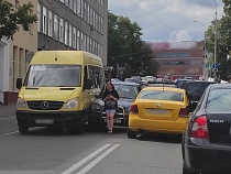 В Калининграде маршрутка и такси зажали внедорожник 