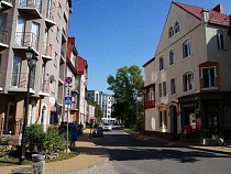 В Зеленоградске туристов обвинили в нападениях на машины на пешеходной улице﻿