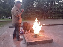 На тот же Вечный огонь в Калининграде теперь пришли бомжи с пивом