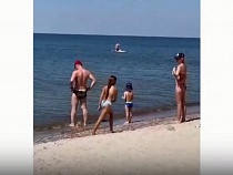 «Переживали всем пляжем»: в Куликово унесло в море человека на матрасе 