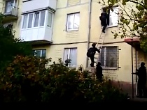 В Калининграде спецназ вошёл через окно к мему из сети