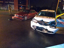 На улице Суворова в Калининграде БМВ столкнулся с такси «Везёт» (карта)