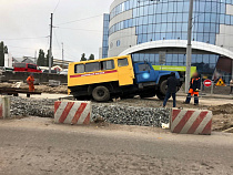 На ул. Киевской провалилась аварийная машина