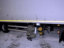 Калининградца застукали на границе с Польшей с нелегальным полуприцепом