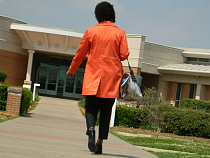 В Калининграде женщина обокрала пенсионерку, пока несла её пакет с продуктами