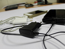 Калининградка лишилась смартфона, оставив его на зарядке в примерочной