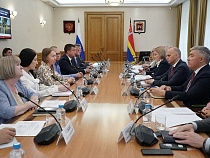 «Селяне» прорвались на встречу с Беспрозванных