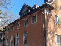 Под Калининградом жителей немецкого дома вынуждают пить неизвестно что