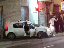 В Калининграде автомобиль со «свиньёй» выехал на тротуар 