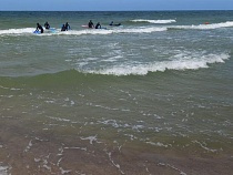 Туристы будут орать от холода в море Калининградской области