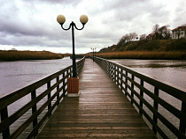 В Янтарном на 1,5 метра понизили уровень воды в озере под променадом 