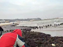 Морозное море выбросило на пляж Пионерского гигантские россыпи янтаря