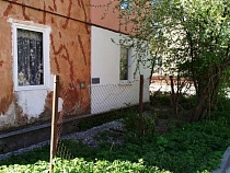 «Как же противно»: в Зеленоградске возмутились снесённым забором у дома  