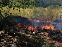 Калининградка сняла на видео горящую несанкционированную свалку (видео)