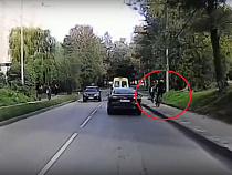 Пешеход сбил велосипедиста (видео)