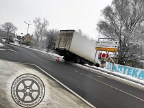 В Большом Исаково грузовик выехал на тротуар на большой скорости