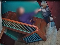 В Калининграде показали жестокую месть из-за видео в подъезде