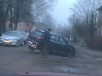 В Калининграде автомобиль «Лифан» уткнулся в яму на дороге и повис