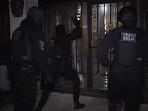 Спецназ МВД штурмовал поместье вооружённого наркоторговца (видео)