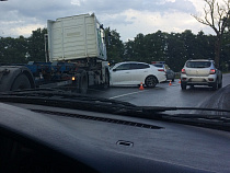 Фура врезалась в легковую Kia на Балтийской трассе (видео)
