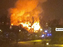 Микрорайон имени А. Космодемьянского обесточили из-за пожара в «Трёх пескарях» (видео)