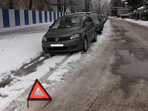 В Калининграде 80-летний водитель устроил ДТП, выезжая из гаража