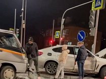 В Калининграде микроавтобус протаранил элитный внедорожник