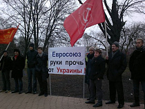 КПРФ провела пикет у консульства Литовской Республики  “Евросоюз, руки прочь от Украины”