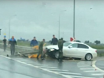 БМВ протаранил ограждение у Гвардейска (видео)