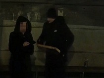 В Калининграде задержали попавших на видео расклейщиков рекламы 