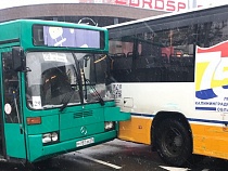 После снегопада в Калининграде участились аварии с автобусами