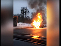 В Гурьевске на остановке горит «Пежо» (видео)