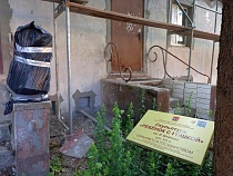 В Калининграде девочку с кошкой закрыли в коробке