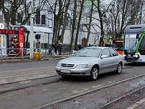 Водитель «Опеля» отметил запуск трамвая №3 парковкой на рельсах