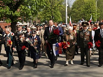 Калининградцы возложили цветы к мемориалу 1200 воинам-гвардейцам