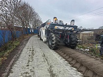 В Янтарном превращают грунтовую дорогу в бетонную