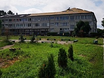 В соцсети сообщили о падении кровли на детей в Гвардейске (видео)