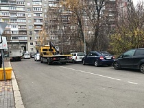 Неизвестный меняет разметку на дороге у музея в Калининграде