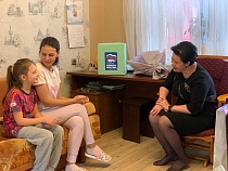 Дятлова отвезла еду и одежду спасшейся в Мариуполе семье