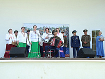 Казаки спели в Летнем театре Багратионовска, построенном за 8 миллионов рублей