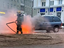 Появилось видео загоревшегося на ходу «Доджа» в Калининграде 