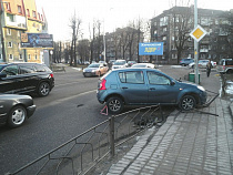 В Калининграде автомобиль снёс ограждение и въехал на тротуар