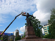 Монумент «Мать-Россия» в Калининграде почистили к празднику