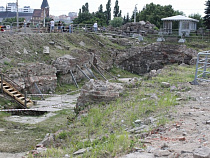 В Калининграде автомобиль влетел в раскопки Королевского замка (фото)