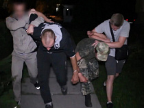 Двое мужчин похитили 18-летнего парня, заподозрив его в краже цепочки (видео)